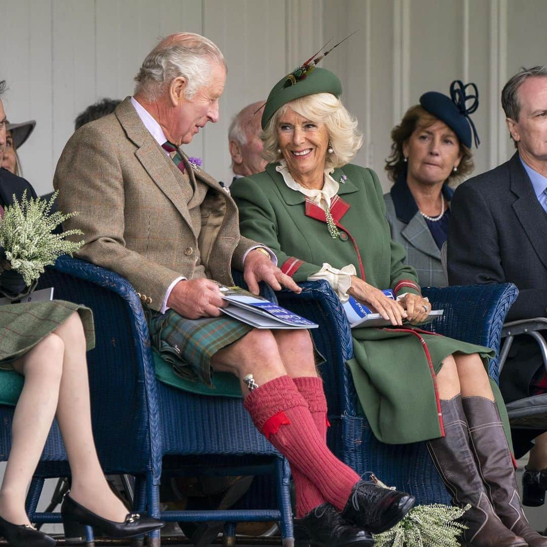 クラレンス邸のインスタグラム：「A wonderful visit to the Braemar Gathering! Well done to all those who competed today. 🏅👏  As part of the visit, The Duke of Rothesay officially opened The Queen Elizabeth Platinum Jubilee Archway. The structure was supported by @theprincesfoundation and celebrates 70 years of Her Majesty as monarch and as Patron of The Braemar Royal Highland Society, which runs the annual Braemar Gathering.」