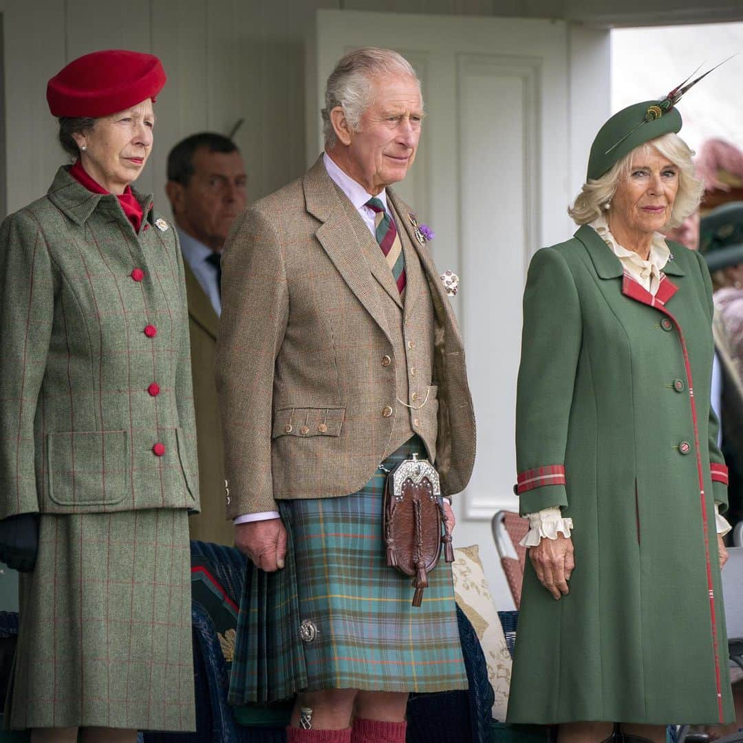 クラレンス邸さんのインスタグラム写真 - (クラレンス邸Instagram)「A wonderful visit to the Braemar Gathering! Well done to all those who competed today. 🏅👏  As part of the visit, The Duke of Rothesay officially opened The Queen Elizabeth Platinum Jubilee Archway. The structure was supported by @theprincesfoundation and celebrates 70 years of Her Majesty as monarch and as Patron of The Braemar Royal Highland Society, which runs the annual Braemar Gathering.」9月4日 3時11分 - clarencehouse