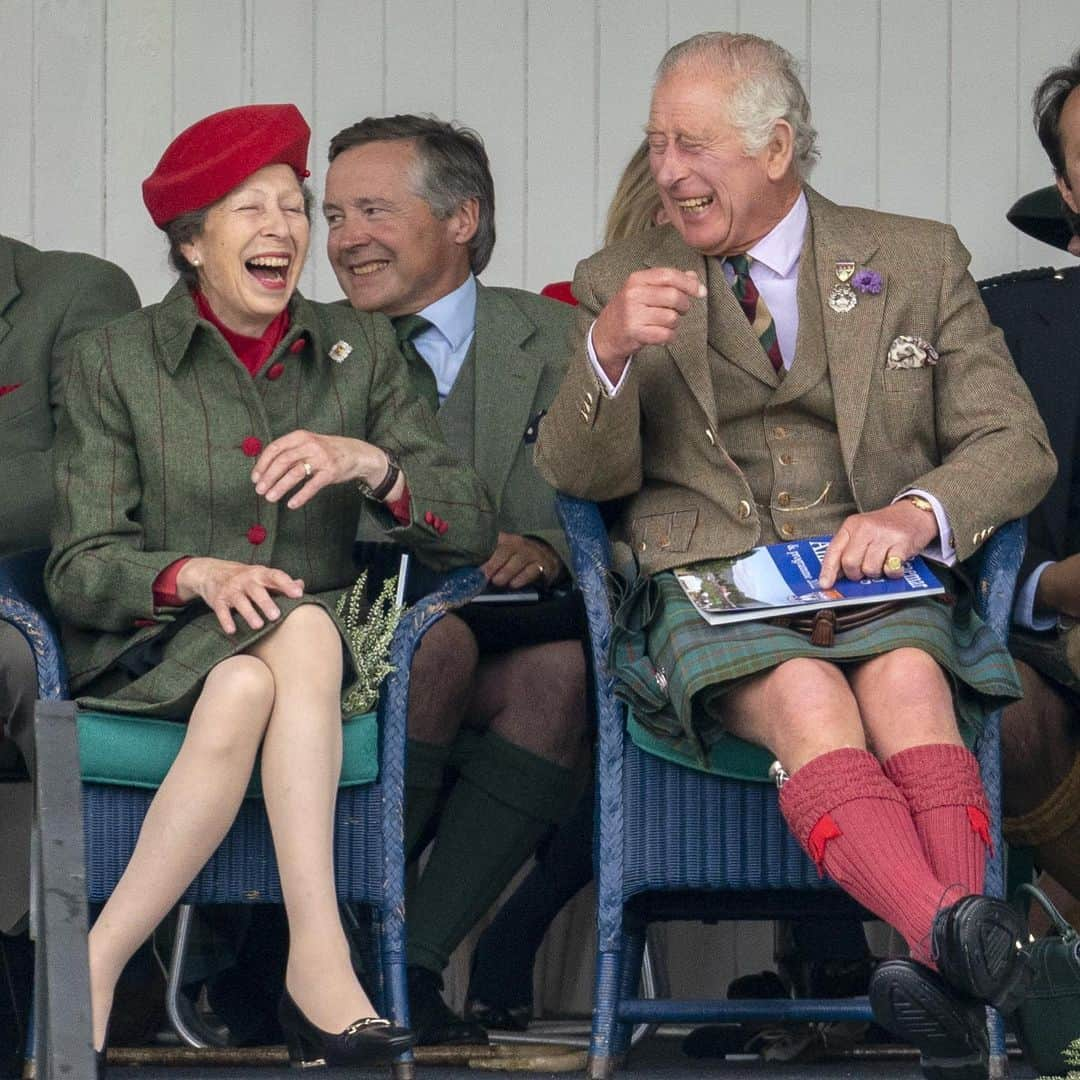 クラレンス邸さんのインスタグラム写真 - (クラレンス邸Instagram)「A wonderful visit to the Braemar Gathering! Well done to all those who competed today. 🏅👏  As part of the visit, The Duke of Rothesay officially opened The Queen Elizabeth Platinum Jubilee Archway. The structure was supported by @theprincesfoundation and celebrates 70 years of Her Majesty as monarch and as Patron of The Braemar Royal Highland Society, which runs the annual Braemar Gathering.」9月4日 3時11分 - clarencehouse