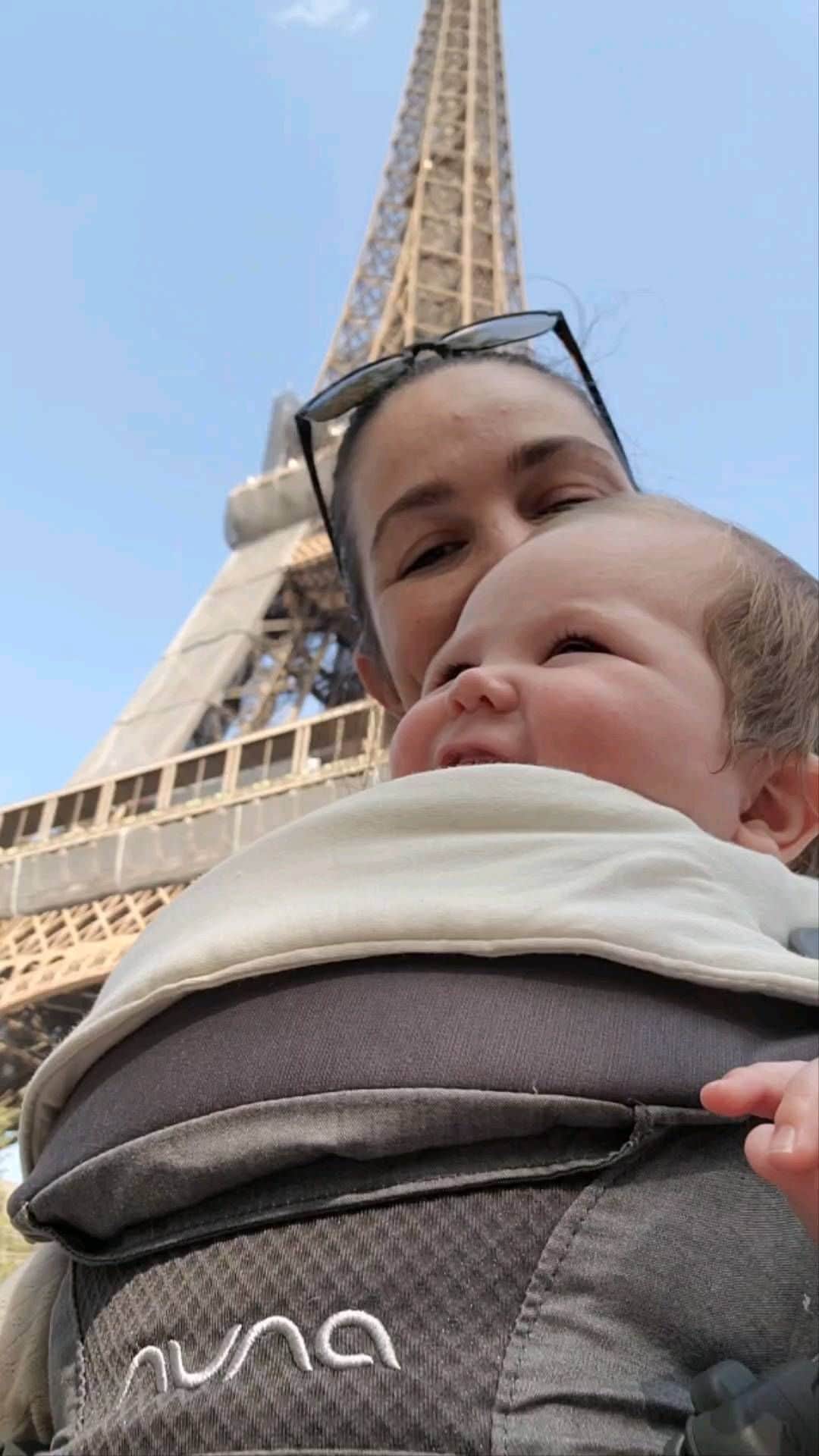 サラ・ウォーカーのインスタグラム：「🥰😍😆 Eiffel Tower with a happy baby in the front pack 🥰❤️ #bucketlist  @babyonthemovetauranga #gifted #ad」