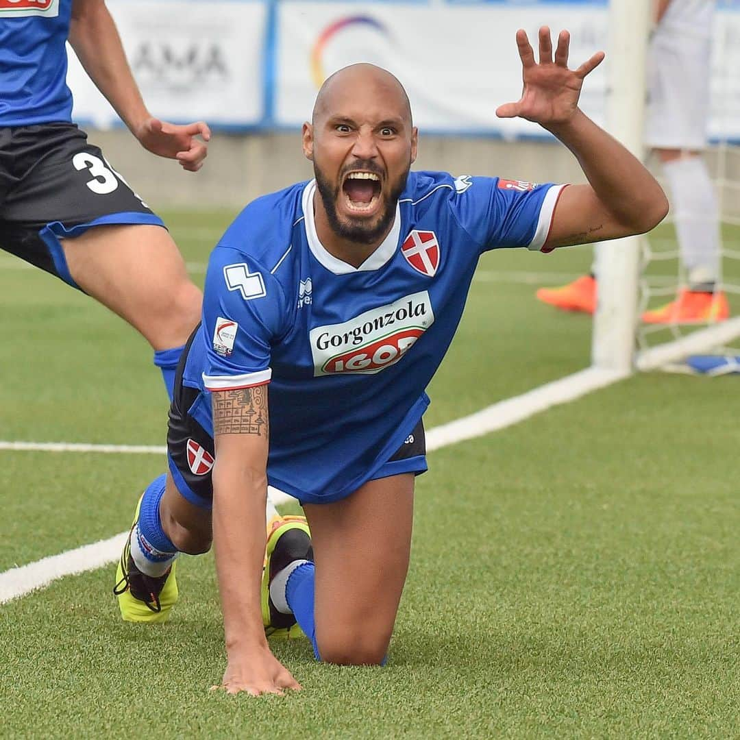 ヨアン・ベナルアンのインスタグラム：「Cosi le presentazioni sono fatte ⚽️🔵🦁🐾…………………………………………………………………………………………Άρη αν αύριο χρειαστείς έχω λίγη ενέργεια ακόμα να μαδήσω τα κοτόπουλα του παοκ, καλή επιτυχία για το ντέρμπι η οικογένεια」