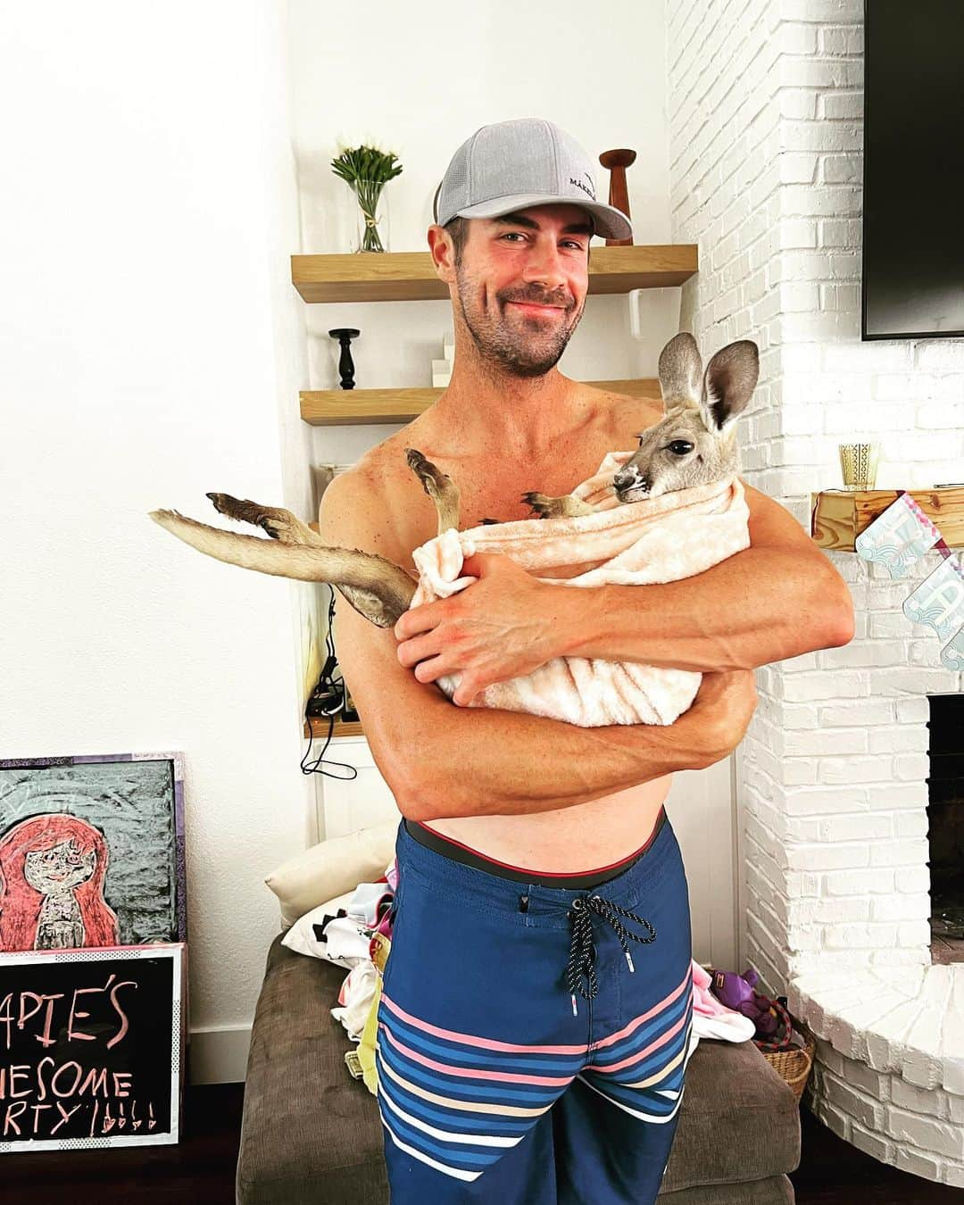 コール・ハメルズさんのインスタグラム写真 - (コール・ハメルズInstagram)「Special moment and I didn’t have to go to Australia for it. #babykangaroo」9月4日 6時13分 - colehamels