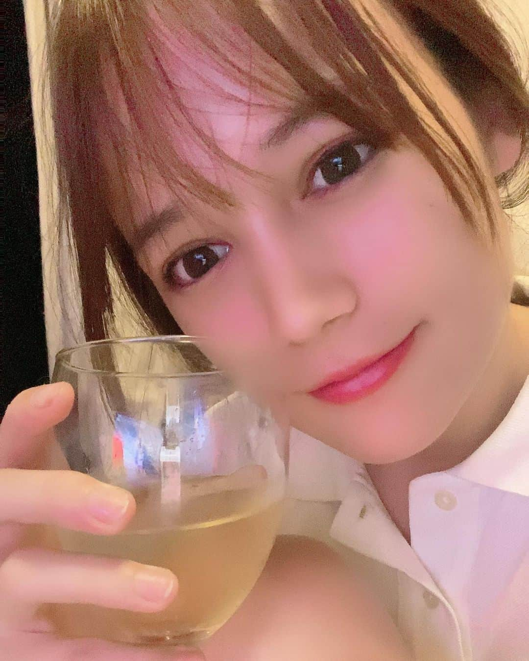 リロイここのインスタグラム：「最近だいぶ涼しくなってきたけど、まだまだ暑いですね😭 夏はお酒が凄くすすむ🥺👍🏻 この白ワインファンの方がドイツで買ってきてくれたやつですっごく美味しくて1人で1瓶開けてしまいましたwww #white wine#白ワイン #half#1人飲み #ひとりのみ女子 #ドイツワイン」