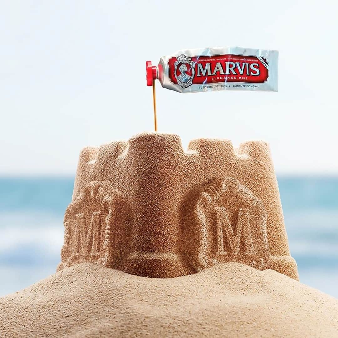 Marvis par AEGIS-Pharmaのインスタグラム：「Cap vers le fort Marvis ! 🌊 🏰  #marvis #dentifrice #toothpaste #luxe #illustration #creation #creativite #artwork #inspiration #artiste #design #aegis #dentifrice #marvisfrance #pharmacie #conceptstore #aegispharma #aegisapothecary #produitsdexception #anisemint #classicstrongmint #cinnamonmint #jasmint #whiteningmint #aquaticmint #amarellilicorice #gingermint」