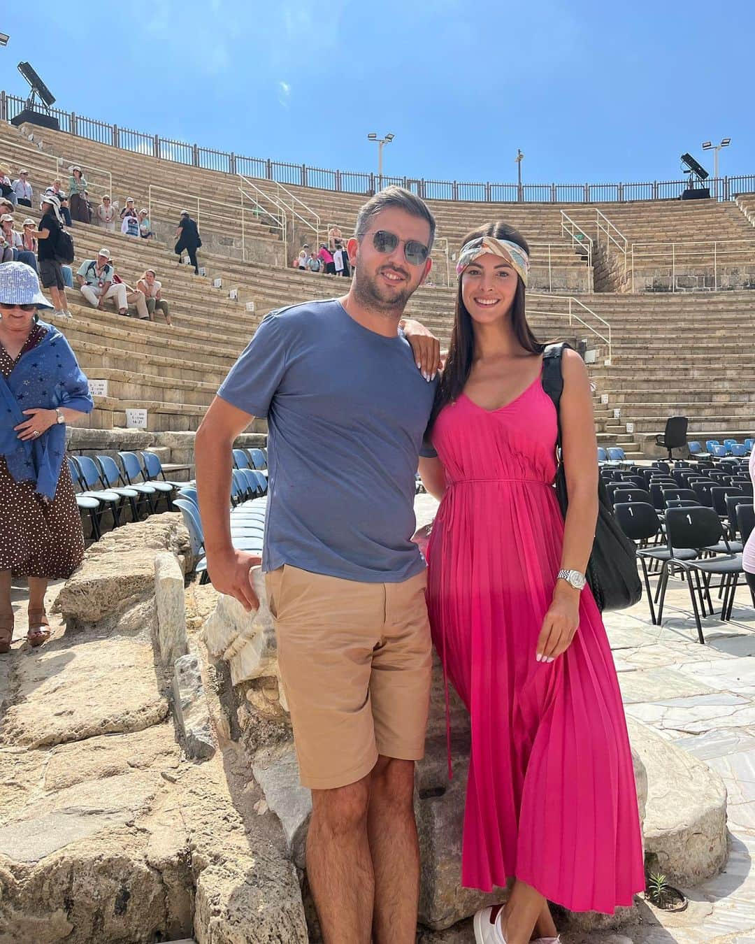 Ligia Hernandezさんのインスタグラム写真 - (Ligia HernandezInstagram)「Aquí estamos en cesarea con el marco extraordinario Del Mar Mediterráneo. Se descubrieron estas excavaciones que son de la época del imperio, y se trata de una mezcla de fortaleza y teatro Romano en un excelente estado de conservación ,en  este lugar hacen eventos y conciertos . Esta ciudad Romana fue fundada por el Rey Herodes , en la foto se puede ver como una especie de piscina en el mar , está era la piscina que tenía Herodes en el centro de su casa y alrededor las habitaciones , es increíble estar en estos lugares Históricos - bíblicos y poderte trasladar a ese tiempo , imaginar el lugar cómo era antes #israelcesarea #2022cesarea」9月4日 8時50分 - ligiahernandezoficial