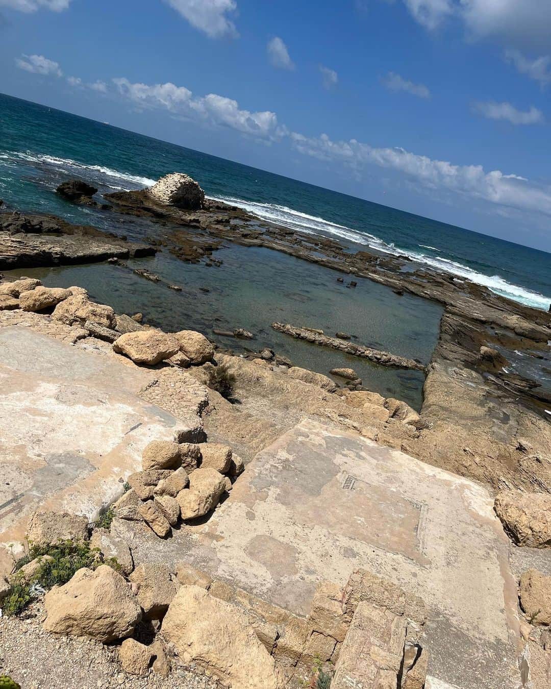 Ligia Hernandezさんのインスタグラム写真 - (Ligia HernandezInstagram)「Aquí estamos en cesarea con el marco extraordinario Del Mar Mediterráneo. Se descubrieron estas excavaciones que son de la época del imperio, y se trata de una mezcla de fortaleza y teatro Romano en un excelente estado de conservación ,en  este lugar hacen eventos y conciertos . Esta ciudad Romana fue fundada por el Rey Herodes , en la foto se puede ver como una especie de piscina en el mar , está era la piscina que tenía Herodes en el centro de su casa y alrededor las habitaciones , es increíble estar en estos lugares Históricos - bíblicos y poderte trasladar a ese tiempo , imaginar el lugar cómo era antes #israelcesarea #2022cesarea」9月4日 8時50分 - ligiahernandezoficial