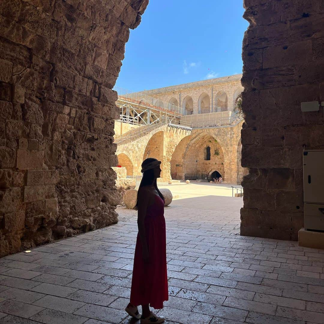 Ligia Hernandezさんのインスタグラム写真 - (Ligia HernandezInstagram)「Aquí estoy en la ciudad de Akko ( Israel ) también conocida como La antigua ciudad de Acre estaba situada en un montículo en la orilla norte del río Na’am . Se han encontrado restos arqueológicos del 2200 a.c , hallaron restos de fortalezas con las excavaciones , que brinda testimonio en tiempos bíblicos #acreisrael🇮🇱🌅 #akkoisrael🇮🇱」9月4日 9時09分 - ligiahernandezoficial