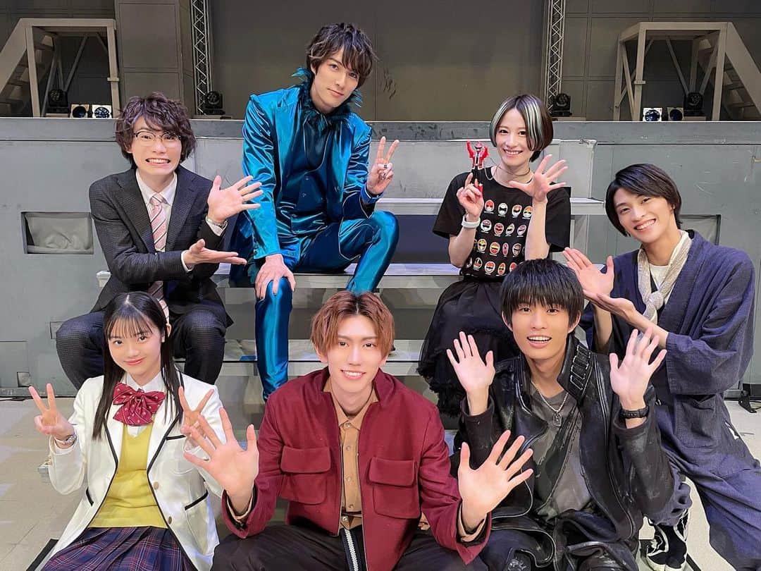 のインスタグラム：「ㅤㅤㅤㅤㅤㅤㅤㅤㅤㅤㅤㅤㅤ 今日から！ #仮面ライダーギーツ スタート‼️ これから1年間楽しみすぎる！！🦊 というのと同時に、 このタイミングで毎年思うのが「戦隊半分過ぎたか…！」 であります。 というわけで2月の#ドンブラザーズ 制作発表会見の時のお写真🍑 (前代未聞の制作発表はYouTubeのテレ朝スーパーヒーロータイムや東映特撮ファンクラブで見られるから見てね！) この時からすでに関係性最高だったドンブラチーム☺️✨(脳人2人はお着替え中) みんな明るくてチームワークと性格が良い🥹 すごすぎる(ヤバすぎる)戦隊が出てきちゃったぜ…？ ドンドン面白くなっていくドンブラザーズからこれからも目を離すなし！！！！！ #暴太郎戦隊ドンブラザーズ  #スーパー戦隊  #樋口幸平 くん #別府由来 くん #志田こはく ちゃん #柊太郎 くん #鈴木浩文 ふみ #富永勇也 さん #宮島咲良 #ミヤジマン #ぼっち戦隊ミヤジマン」