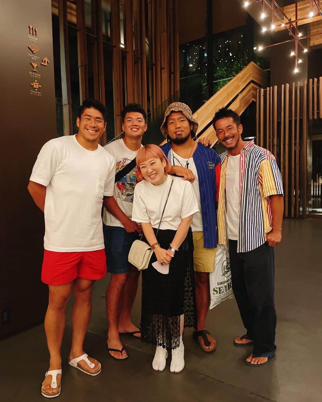 堀江翔太のインスタグラム：「八月佐藤合宿  @acehotelkyoto  家族が帰ったあと、一人での合宿。 つらいつらい、トレーニングを乗り越えるために、ストレスがたまらないホテルがいいと思い、ここ何年も　@acehotelkyoto  を使ってます！  スタッフみんな、気さくで、どんな事でも対応してくれて、非常に助かってます！ 写真は、今年ではなく、何年か前のやつですが、このピンクの髪の人が @sakster33 。 だいぶ世話になってます。 エースホテル京都に行った時には、 たかしまさき を訪ねてください！　色々と助けてくれるはずです！ 細かいとこまで、掃除をするのがエースホテル！さすが　@acehotelkyoto  また絶対いきます！」