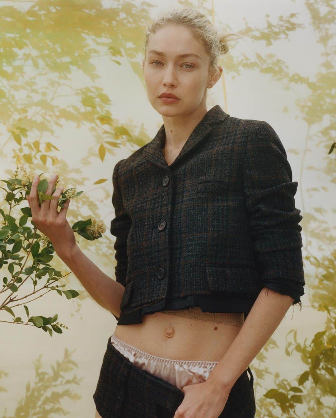 ジジ・ハディッドのインスタグラム：「American Vogue September ‘22 @voguemagazine by @theodegueltzl」