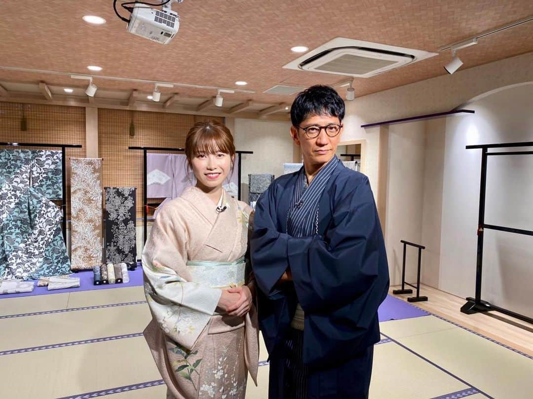柴田英嗣のインスタグラム：「横山由依と日本和装で着物着る  #ジンベイザメのジンベイは着物の甚平羽織の模様から来てる。 #ジンベイザメはプランクトンや小さなエビを食べるため歯が退化している。 #じゃ何本あると思う？？ #今ある歯の数を数えてみたら約8000本ありますだって #そんないらねーだろバカ！ #退化してその数ってお前元々何本あったんだよ。 #ほぼ歯の生き物ですくらい歯あったのか！ #えっ何そーです？？ #そーですってなんだよ？？ #口だけじゃなくて目の周りにも歯が生えてますだって、何でだよ！！！ #よーくよーく見て見て #肉眼じゃほぼ見えないけど、だって #じゃもーなくせ！！」