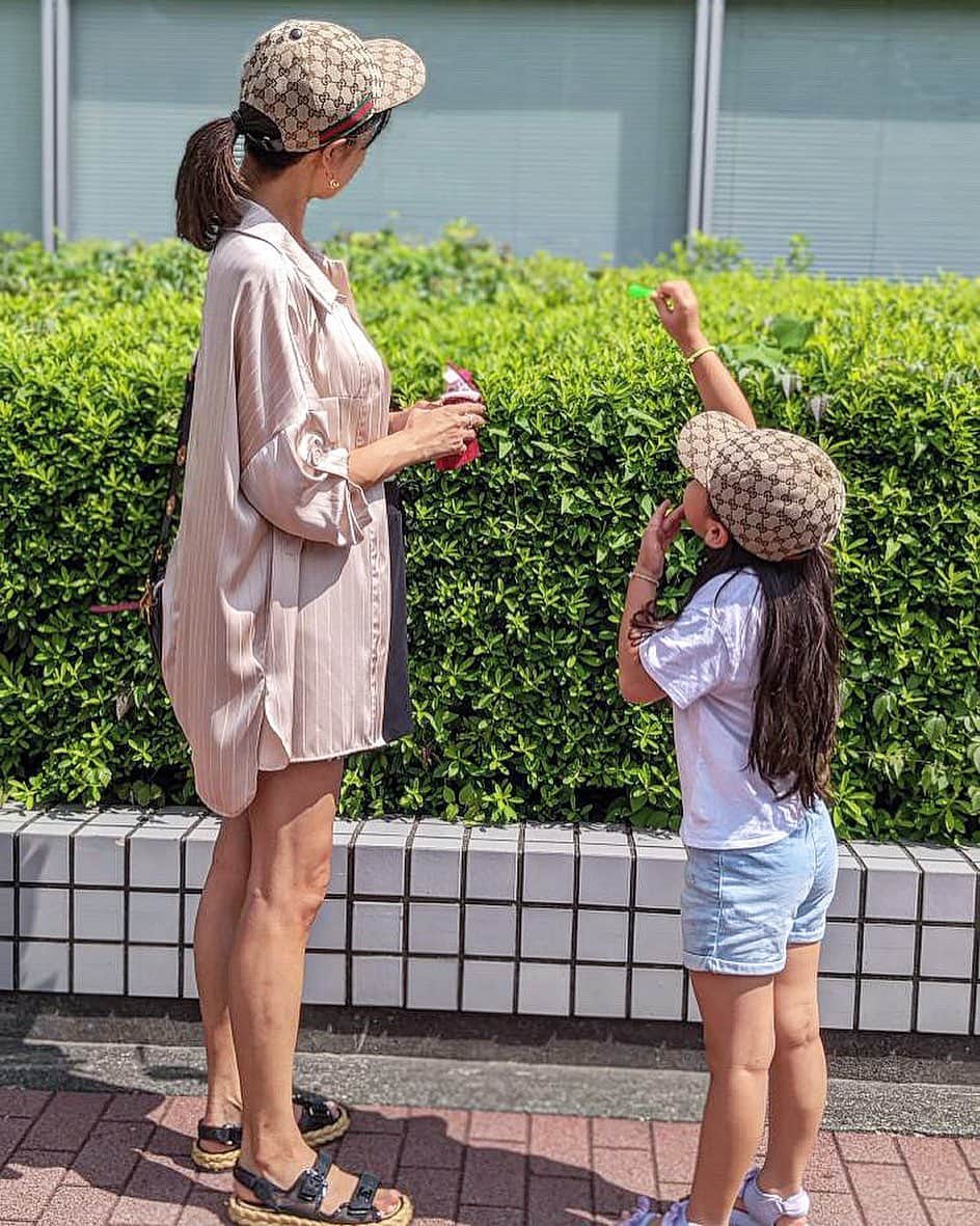 才賀紀左衛門のインスタグラム：「今日も平和な日曜日 後1ヶ月で出産か #家族 #親子 #子供 #娘 #妊娠後期 #妊娠9ヶ月 #妊娠中 #おそろいコーデ」