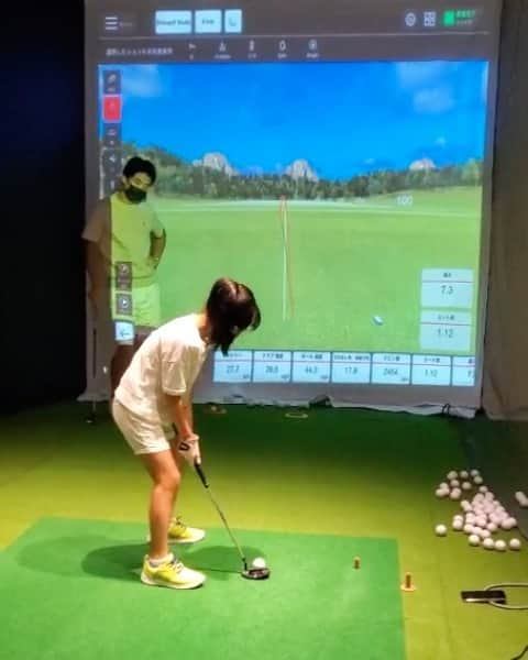 野田すみれのインスタグラム：「小学4年生🌟  1%の才能と99%の努力⛳️  毎日みっちり練習😊 プロ 付きっきり。 彼女を育てる喜びを感じています❣️  今日も元気よくお待ちしてます♪  #ジュニア育成 #努力すれば明日がある #ジュニア大会目指して #パターis  money . @rickie_hayato  @shibagolf_studio  東京都港区芝3-3-14 ニットクビルB1⭐️  #集まれジュニア . .  #野田すみれ #ゴルフ 　 #シミュレーションゴルフ  #芝公園ゴルフスタジオ #ペルノリカール  #ゴルフ女子 #キャロウェイゴルフ #callawaygolf  #callawayapparel  #ROGUEドライバー #シニアクラブ結成 #ジュニア育成 #レッスンチケット #シミュレーションゴルフ」