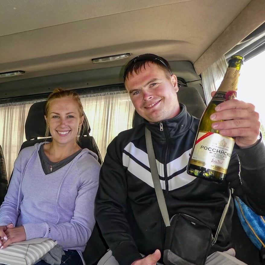 マリヤ・コロレバのインスタグラム：「One week ago Alex and I were coming home from a 10-day trip to Europe. And only 3 days later I was on my way to my hometown of Yaroslavl, Russia for the funeral of 39-year old cousin Andrey, who died last Sunday while running a 10k (the second photo was taken right before the race). He was so energetic, young, healthy, ran marathons, laughed a lot, led a fast-paced life…   It’s crazy how everything can change in an instant. One phone call and an entire family’s life is turned upside down.   I’m sad that I hadn’t seen him in 4 years. I’m sad that I wasn’t very engaged in the family group chat that he created. I’m sad that his two amazing kids will have to grow up without a dad. I’m so so sad that he’s gone.   I’m grateful that my dad and I made it to Russia in time to say goodbye to him (which was no easy feat given the current political situation) but also feel so empty from the grief and drained from the travel.   Losing Andrey so unexpectedly is definitely making me re-think my priorities and what’s important in life, although I wish I could’ve seen it earlier. I already miss him so much 😢」