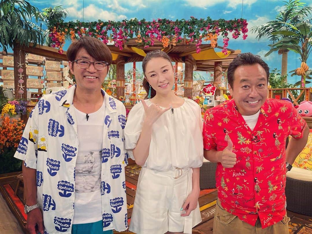 伊藤歩のインスタグラム：「ご視聴いただきありがとうございました✨  さまぁ〜ずさんとは『主演さまぁ〜ず〜設定 美容室』というコントドラマ以来のご共演、クスクスが止まらない収録でした😆  あー楽しかった🧡💜💚💛❤️  トップス #アプリリー  ピアス #ノジェス  リング #アガット  サンダル #チャールズアンドキース   #さまぁーず さん #世界さまぁリゾート  #主演さまぁーず」