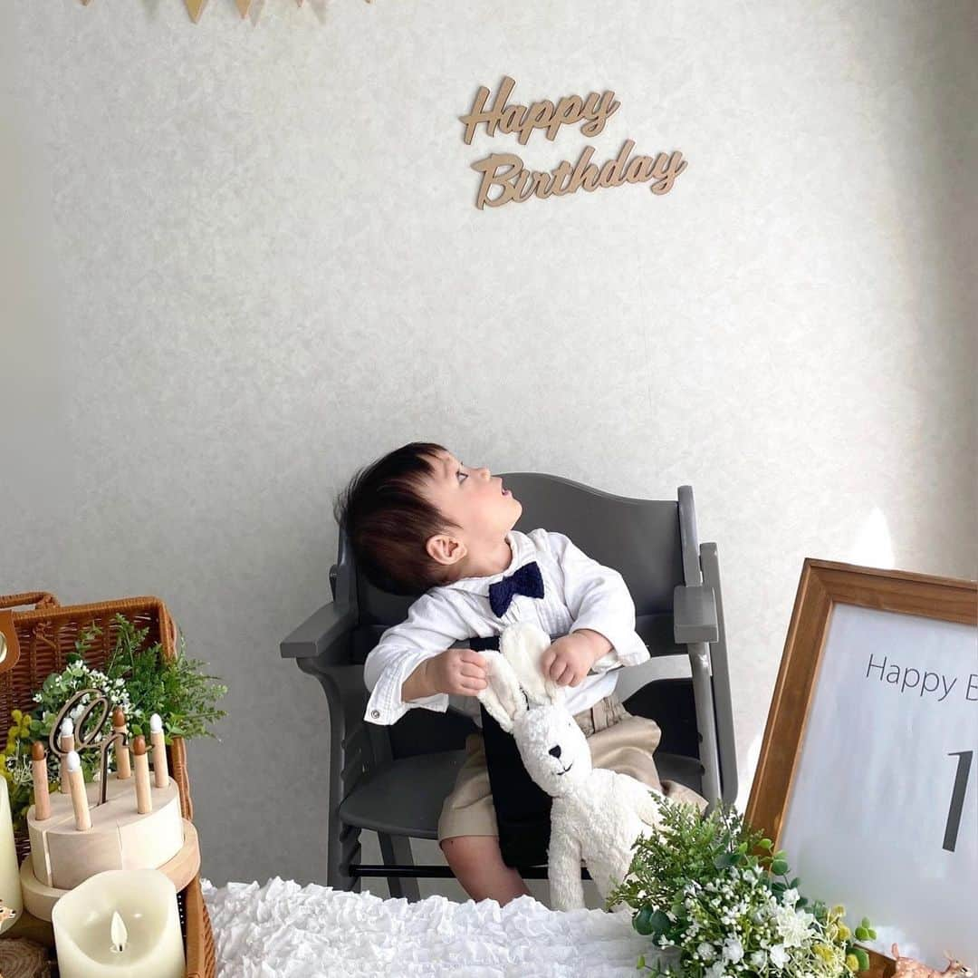 吉羽真紀のインスタグラム：「先月息子が1歳になりました🎂⠀ 毎日見てて飽きない☺️🤍⠀ この1ヶ月でたくさん歩けるようになったから一緒にお散歩できるかな?⠀ ⠀ 0歳終わっちゃったのは寂しいけど 1歳らしい楽しみがたくさん見つかるといいな!  #1歳誕生日 #1stbirthday  #男の子ベビー  #おとこのこママ」