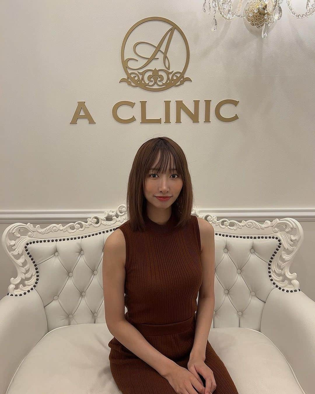 奈良歩実さんのインスタグラム写真 - (奈良歩実Instagram)「@a_clinic_ginza の片桐大佑先生 @aclinic_katagiri に《1day小顔脂肪吸引》をして頂いて10日程経ってだいぶスッキリしてテンアゲしちゃってるよ❣️  片桐先生に私の顔を見て適切な吸引脂肪量を調節して頂いたのですが、めちゃ自然な仕上がりでほんとに受けて良かったです☺️🫶🏻✨  Aスレッドと脂肪吸引なので痛みとかが大きいのかな？て緊張してたんですが受けた直後から痛み、腫れも全然なくて、友達からも自然に盛れてる✨と言ってもらえるのでメイクしてても更に楽しくなってきたよ🎀🦧💓  頬のたるみが面長の強調になることもあるので、私みたいに面長に悩んでる方とってもおすすめです✨  次はほうれい線のヒアルロン酸注射を打ちたいような..?!🦧🥹  片桐先生本当にありがとうございました✨🙇‍♂️  2枚目　ビフォー 3.4枚目　アフター  #aclinic #aクリニック #エークリニック #aclinic銀座 #aclinic横浜 #aclinic新宿 #aclinic名古屋 #aclinic大阪 #美容外科 #美容皮膚科 #1day小顔脂肪吸引 #1day小顔  #脂肪吸引 #小顔 #美肌 #二重あご #フェイスライン #糸リフト #aスレッド #顔痩せ #部分やせ #小顔整形  #小顔になりたい #横顔美人 #片桐大佑」9月5日 2時34分 - ayumi471471