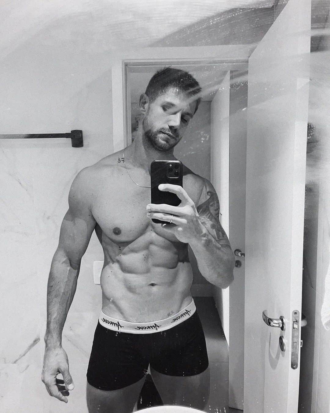 Jonas Sulzbachのインスタグラム：「Hoje teve treino e sauna 😅」