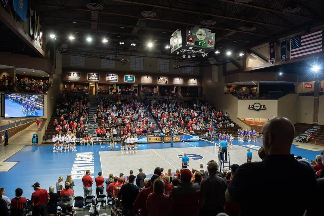 コートニー・トンプソンのインスタグラム：「Just want to wish all the teams involved in Volleyball Week at the @sanfordpentagon good luck. Can’t wait to watch you all leave it all out on the court!」