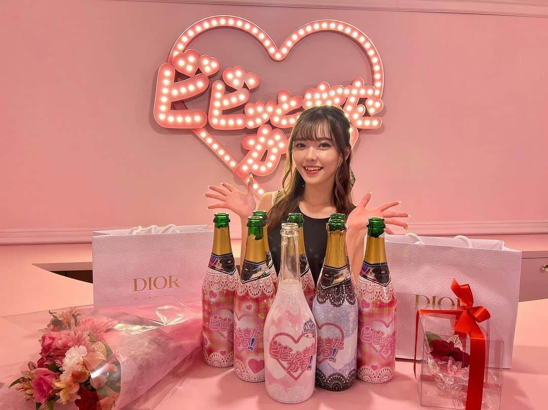 のインスタグラム：「. . 9月3日で26歳に❤︎❤︎ お祝いメッセージくれた方 お祝いしに来てくれた方 ありがとうございました🥂🤍 . . . #コンカフェ #コンカフェ嬢 #コンカフェ店員 #コンカフェキャスト #コンカフェ好きと繋がりたい #コンカフェバイト #コンカフェバイト #コンカフェ巡り #歌舞伎町 #歌舞伎 #歌舞伎町バー #歌舞伎町ガールズバー#生誕祭 #生誕 #バースデー #バースデーサプライズ #バースデープレゼント」