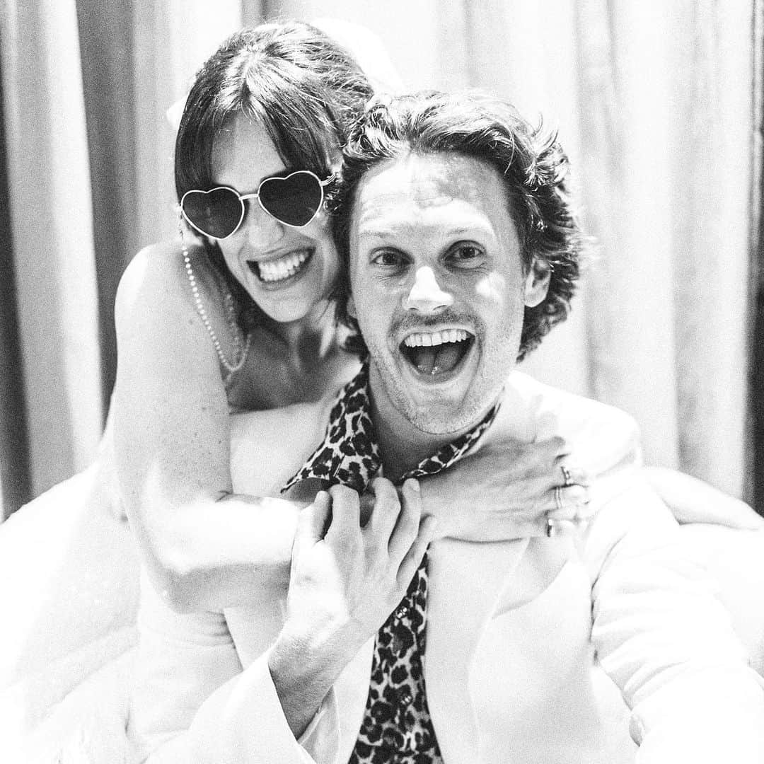 エリザベス・ヘンストリッジのインスタグラム：「HAPPY BIRTHDAY to the iiiiincredible @zacharyburrabel !!!  I am SO excited it’s finally your birthday and we can celebrate you alllllll day. You are a shining light that fills my soul up with love and inspiration and joy and fun and future and and and and.   I am so grateful I get to have you in this headlock forever.   I will always have heart eyes for you, my Birthday Prince 🖤」