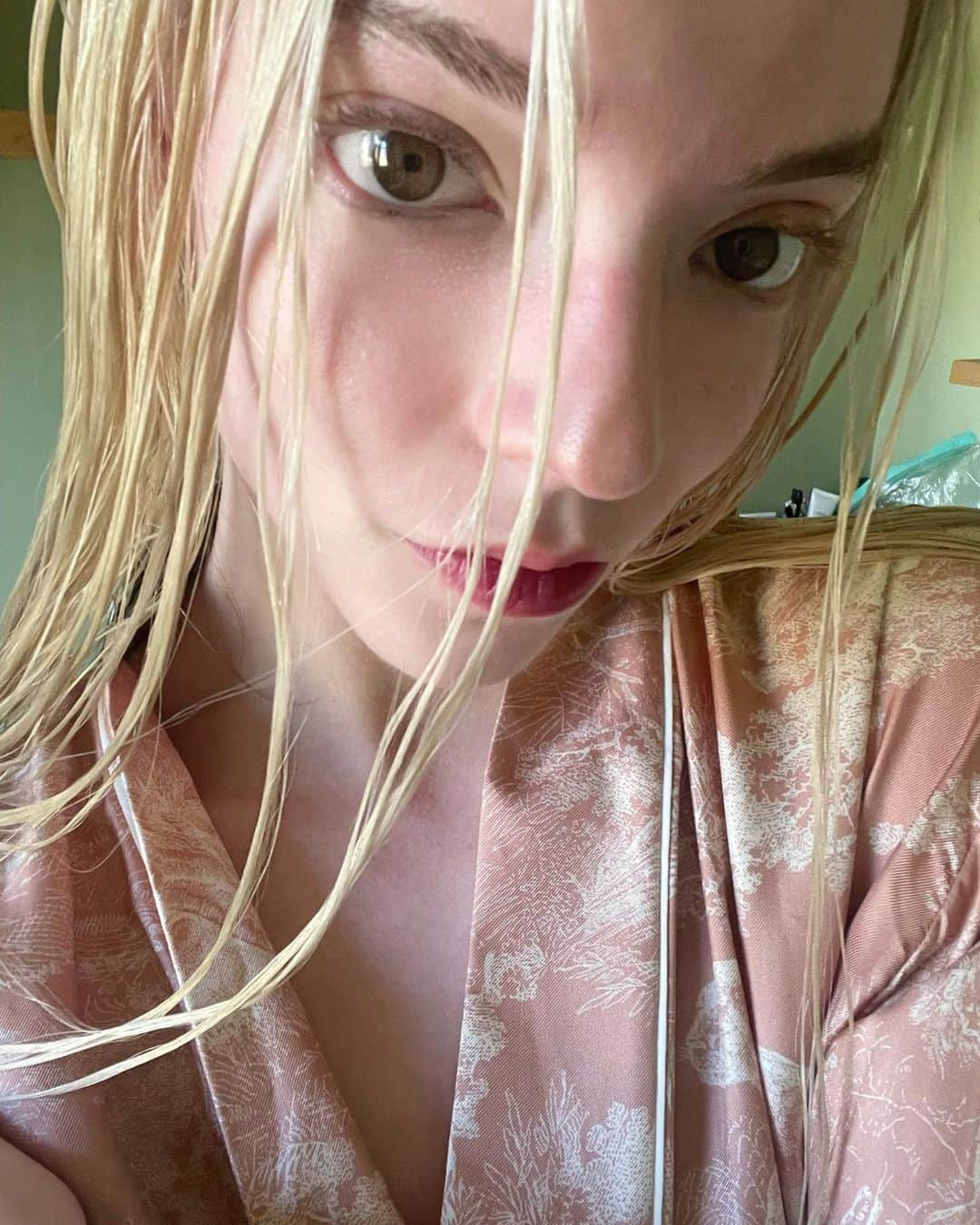 アニャ・テイラー＝ジョイさんのインスタグラム写真 - (アニャ・テイラー＝ジョイInstagram)「So she asked herself… is it strange to not recognise one’s face when not covered in blood, dirt and oil?   😈👅💣  #furiosa」9月5日 2時27分 - anyataylorjoy