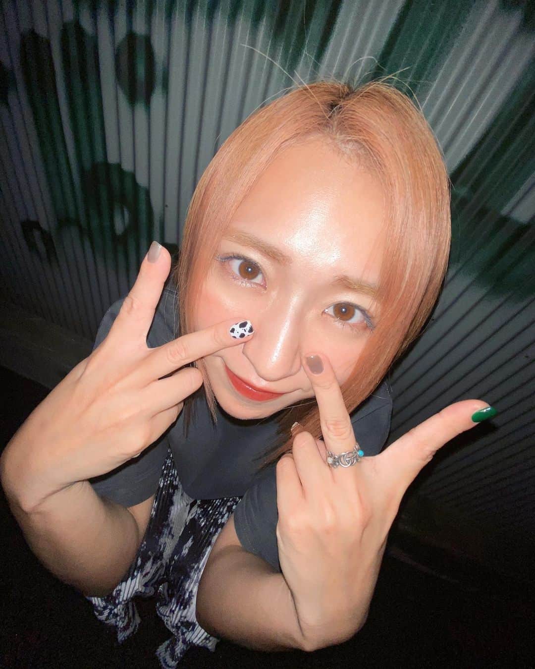 にこのインスタグラム：「近いなぁ アホ毛が元気  最近お気に入りの楽ちんパンツ @figments.store」