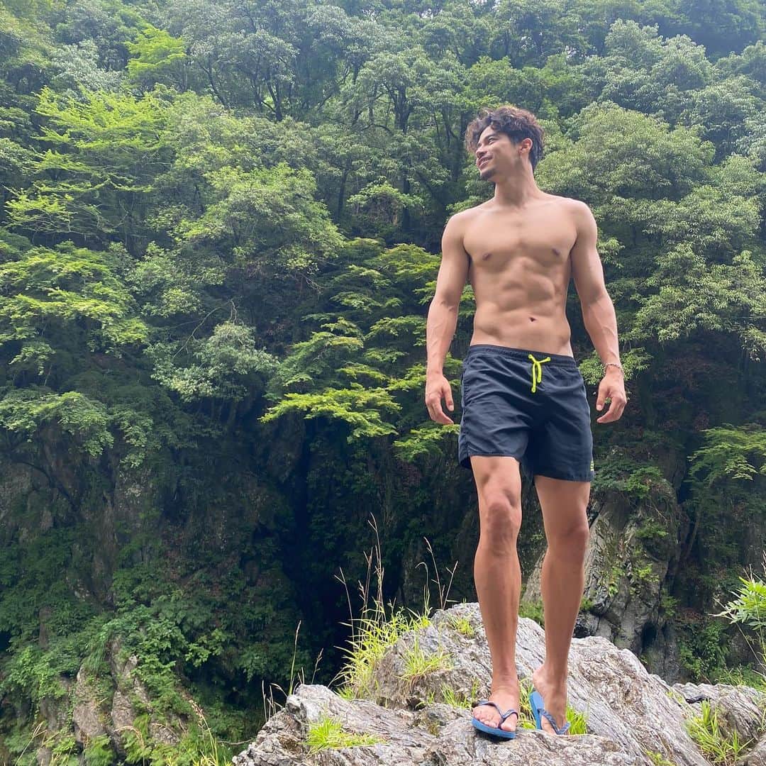のインスタグラム：「夏が終わってしまうー😭 今年は海も川も沢山行けたけど まだまだ夏を楽しみたい！  #なつのおわり  #夏の思い出  #手を繋いで #歩いた海岸線 #てのは無かった」