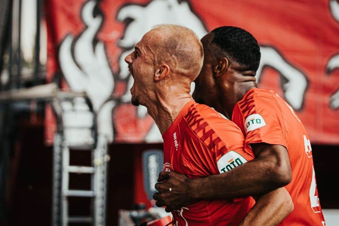 ヴァーツラフ・チェルニーさんのインスタグラム写真 - (ヴァーツラフ・チェルニーInstagram)「3 massive points, 2 goals. Crazy atmosphere 😎」9月4日 18時21分 - vasacernyjr