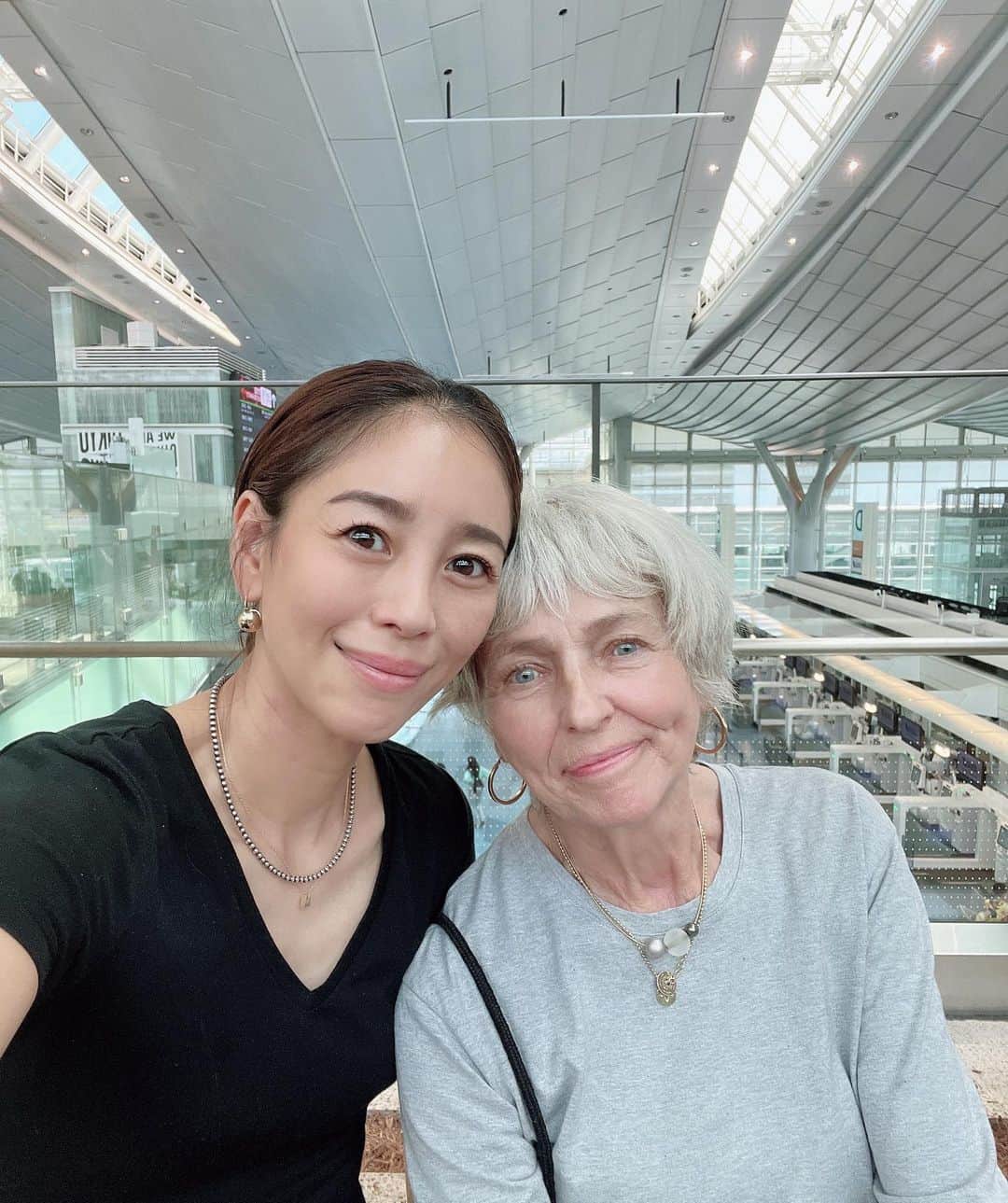 大桑マイミのインスタグラム：「大好きな義母がドイツへ帰国しました。心にポッカリ穴があいてしまいました。別れは寂しくて悲しくて、この気持ちどこにやったらよいのだろう。。。とずっとー戸惑っています。別れの写真はせめて笑顔にと頑張った。ひきつり🫣帰ってからは ポップコーンやけ食い🥹(娘に撮られてた。やばいよ、mama…って) ご飯を食べても🍚気づかずに箸🥢両方違うのでたべてたり。　確かにやばいっ。 彼女との沢山の夏の思い出が巡り涙がとまらない。。。。。。今回は @papas_jpn_official  で一緒に撮影もさせていただけたり。 写真や音楽をきくだけでも胸がギュッとする、まるで失恋した時のような痛み。 しばらくは抜け出せない。。。。。  Instagramというこの気持ちをさらけだせる場所があるということは有り難き限りです。」