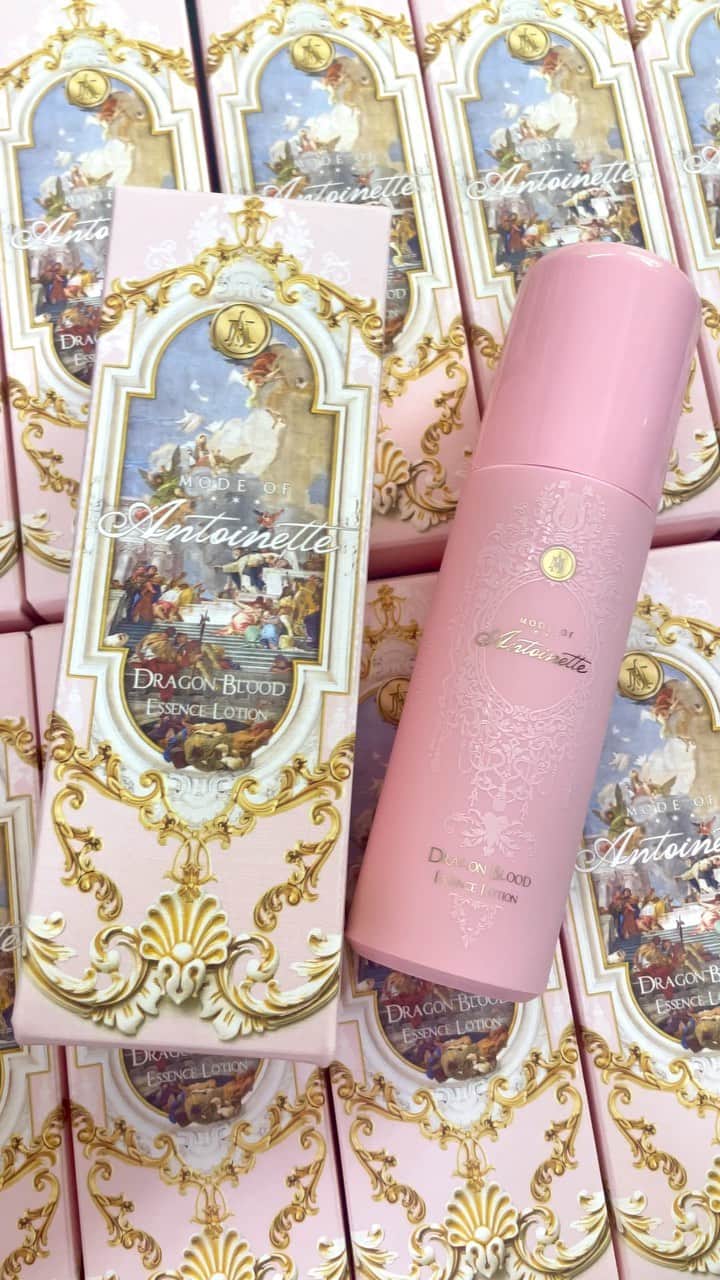 のインスタグラム：「新產品登場！  ⚜️MOA Dragon's Blood essence 100ml ⚜️ ⚜️ MOA 龍血機能化妝水 100ml ⚜️ Made in FRANCE 🇫🇷法國製🇫🇷  龍血｜遠古護膚智慧 天賜良藥  你們一直期待的機能性化妝水、讓整個護膚程序更加完整、完善護膚系統  添加比一般爽膚水更高機能性成分之化妝水 簡單一小步驟 讓整個護膚升級  龍血 來自秘魯龍血樹萃取，是地球上遠古植物，擁有非常悠遠的護膚歷史— 遠古護膚智慧   ⚜️ 滋潤整臉皮膚，維持角質濕潤、潤澤肌底加上成分純粹，為後續精華或面霜的吸收創造條件，令後續每一滴珍貴精華或面霜都能發揮到其最大收益，做出絕對加乘效果，「1 + 1 > 3」的效應，助MOA護膚系列達致加乘收益、吸收力、修復力及防禦力全面提升！堪稱全膚質適用的一款化妝水！  ⚜️ 為肌膚先做好打底基礎、最後再進行高性能、抗老等保養程序，讓肌膚恢復健康的機能  ⚜️ 「潤膚柔滑肌理」可以調理膚質、平滑肌膚，專注在護膚之開始做好基礎  ⚜️ 可促進傷口的骨膠原再生和成纖維細胞遷移，有助傷口愈合和皮膚再生  ️ ⚜️ 於表皮層孕育健康角質細胞，令肌膚更能自行鎖水，令肌膚重回原廠健康設定  ⚜️ 換季不易波動、特別適合膚質狀況容易波動的換季時節，幫助肌膚重建平衡，讓膚質狀況快速回穩！  ⚜️被譽為「第二層皮膚」幫助加強皮膚的屏障保護功能，提升肌膚防禦力，抵抗外在環境對肌膚造成的傷害、特別適合肌膚容易敏感的人群  ⚜️ 雖然是基礎步驟 、但亦係不能缺少的一個關鍵步驟，是完美的輔助功臣  ⚜️ 令保養程序更高效！更化算！ 一邊提升後續保養品滲透效率、同時亦能減少後續保養品用量。讓珍貴的護膚品可以「量少效大」  ⚜️ 護膚先後步驟會嚴重影響效果，掌握適宜的護膚步驟「先水後霜」，肌膚就能更有效的吸收精華裡的珍貴成分、精華成分更有渠道滲透、最後以分子較大的面霜或精華油類將水分及營養精華鎖住。  ⚜️ 天然成分，肌膚毫無負擔、不含酒精、對肌膚零刺激， 不含油份，不油膩、清爽保濕易吸收，四季可用，流動性高之水狀、適合任何膚質，不添加增稠劑，不黏不立，不會搓泥，不會像凝膠啫喱  ⚜️適合全方位肌膚，任何年齡。 無香料、無礦物油、不致粉刺、不含果酸性成分、不含人工色素 經肌膚敏感性測試，將導致敏感的機會降至最低  採用法國頂級原料公司研發並取得專利的優質成份，安全安心有效果  建議使用次序： 早上：清潔>> 肌底液>> 化妝水>> 3D HYDRO 精華>> 逆齡眼精華+ 嫩白眼霜 （眼周護理）>>面霜+精華油  晚上：清潔>> 肌底液>>化妝水>>C60精華>> 鎏金眼精華+ 嫩白眼霜 （眼周護理）>>面霜+精華油  ⚜️ MOA 龍血機能化妝水 100ml ⚜️ ⚜️$369/枝 ⚜️$1181/4枝（8折）（平均單價$295） 原價$1476」
