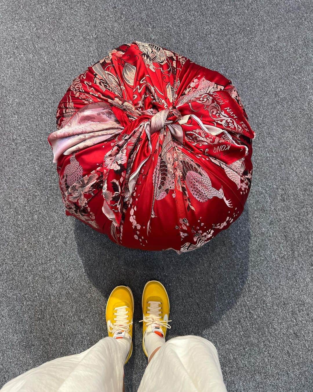 パク・シネさんのインスタグラム写真 - (パク・シネInstagram)「좋아하는 스타일이 확실하지만 편견은 사라지는 곳.  다양함을 얻어가고 모자란 부분을 채워가는 감사한 시간. #friezeseoul #kiafseoul2022」9月4日 18時28分 - ssinz7