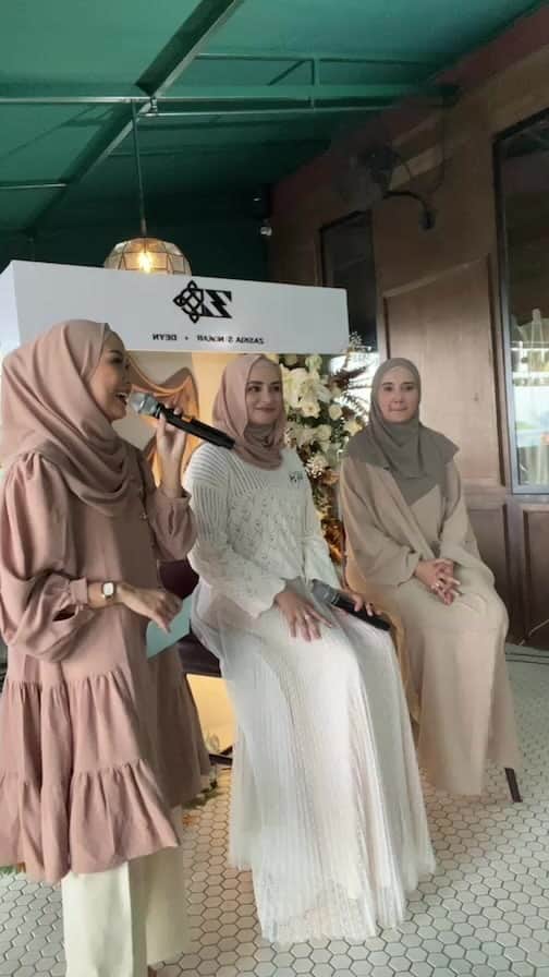 Zaskia Sungkarのインスタグラム：「@deynscarf x @zaskiasungkarjakarta 💛」