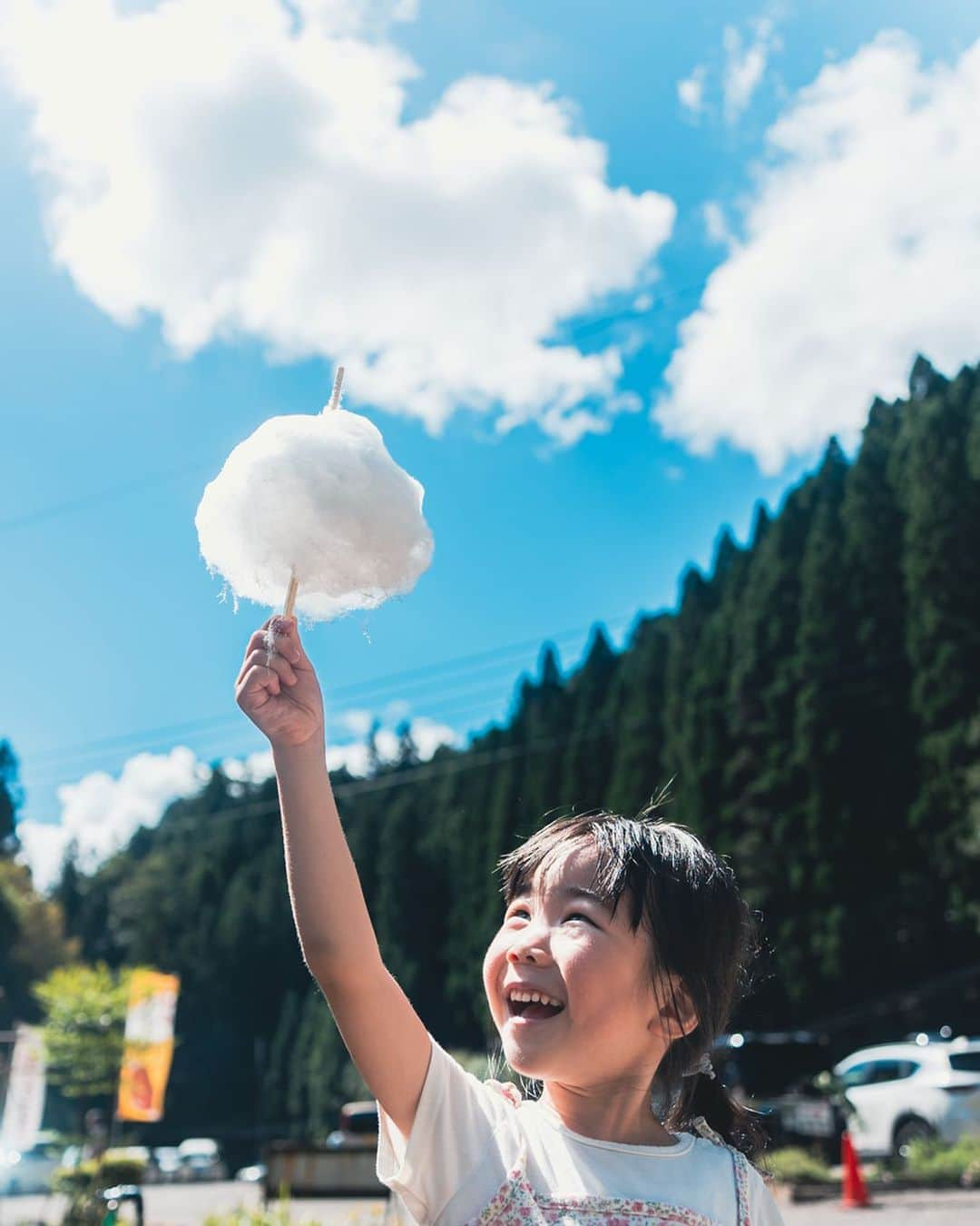 のりごとーのインスタグラム：「👧「なんか、雲食べてるみたい」  綿菓子を掲げてポーズ📸  今日は郡上八幡に遊びに行ってきました。  晴天の中、大滝鍾乳洞に郡上八幡城、満喫できました👌  #郡上八幡 #大滝鍾乳洞  #郡上八幡城」