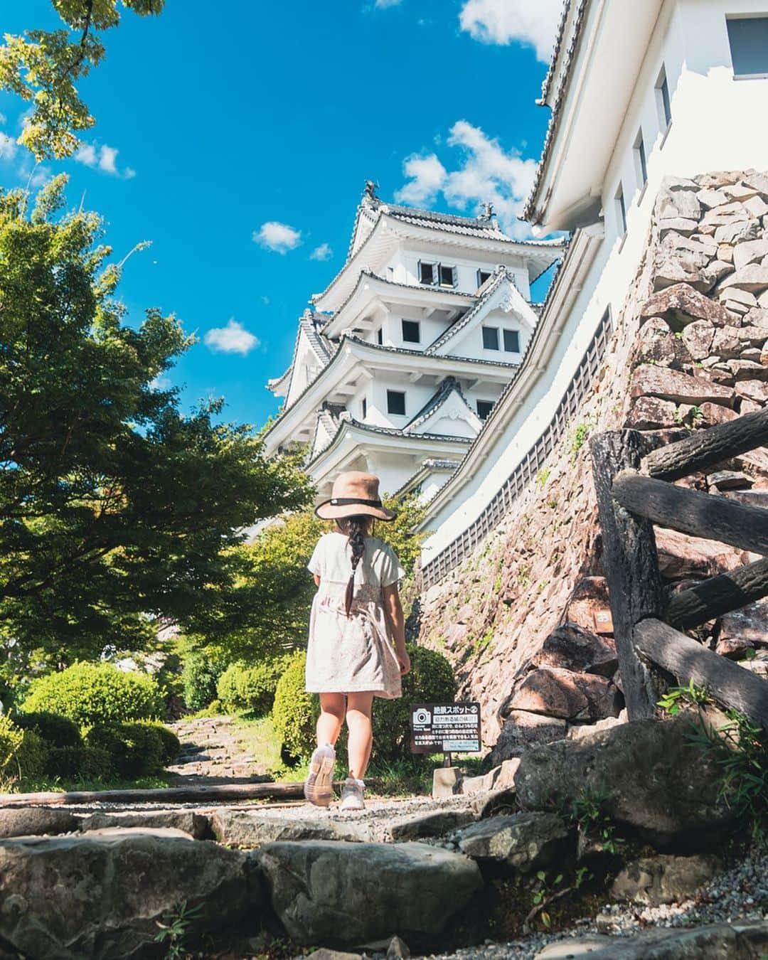 のりごとーさんのインスタグラム写真 - (のりごとーInstagram)「👧「なんか、雲食べてるみたい」  綿菓子を掲げてポーズ📸  今日は郡上八幡に遊びに行ってきました。  晴天の中、大滝鍾乳洞に郡上八幡城、満喫できました👌  #郡上八幡 #大滝鍾乳洞  #郡上八幡城」9月4日 19時13分 - nori510