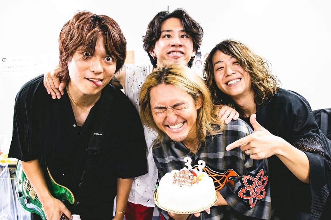 Taka のインスタグラム：「りょうた。33さい。。。信じられない。 おめでとうね！🥰👍」