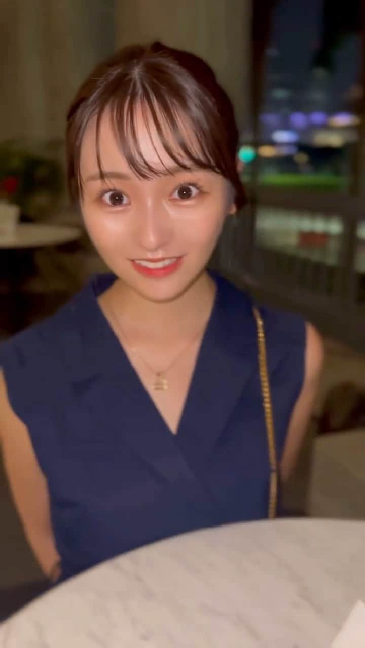 奥原ゆきののインスタグラム：「最後の動画はフラッシュ焚いて撮ったから顔ツヤツヤ😳📸 . 9月の乙女座ラッキーカラーは「ネイビー」らしい👗 秋は濃い色の洋服を着たくなるなぁ。 秋服といえば何色？🤔 . . .  #女子大生 #女子大生の日常 #リール動画 #reelsinstagram #vlog #ワンピースコーデ #ノースリーブ #ネイビーカラー  #大学生コーデ #大学生の日常  #ディナーコーデ #夜景スポット」