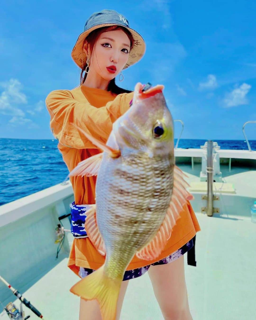 おりささんのインスタグラム写真 - (おりさInstagram)「・ 釣りガールコーデ🐟❤️ @newerajapan の帽子 リバーシブルでお気に入り✨  アングラーズラボさんの船で みんなで船釣りして楽しかった🎣💛  ▶︎ @anglers.lob   その後 本部の #サンセットリゾートかぬたん の #オーシャンBoo でごはん😋  今回もクロちゃんが 釣った魚たちを捌いてくれました🐟  ▶︎ @kurosukemaru_okinawa   オーシャンBooの しゃぶしゃぶはもずくとキャベツを 巻いてお出汁で食べるんだけど 本当〜に美味しい😍❤️  予約の時におりさのインスタ見たと 伝えるとドリンクサービス🥤✨  ▶︎ @okinawa.marine.life   📍住所 沖縄県国頭郡本部町具志堅623-1  📞電話番号 0980-43-0550  #okinawa#okinawatrip#fishing#fishinglife#okinawafood#fishinglife #釣り女子 #釣り#海釣り#船釣り#釣りガール#船#魚#釣りスタグラム #ムルー#釣り初心者#水納島ビーチ #海#水納島#沖縄観光#沖縄旅行#沖縄移住#沖縄生活#沖縄映えスポット#映えスポット#沖縄北部#タビジョ#女子旅#旅行」9月4日 19時27分 - orisa_0510