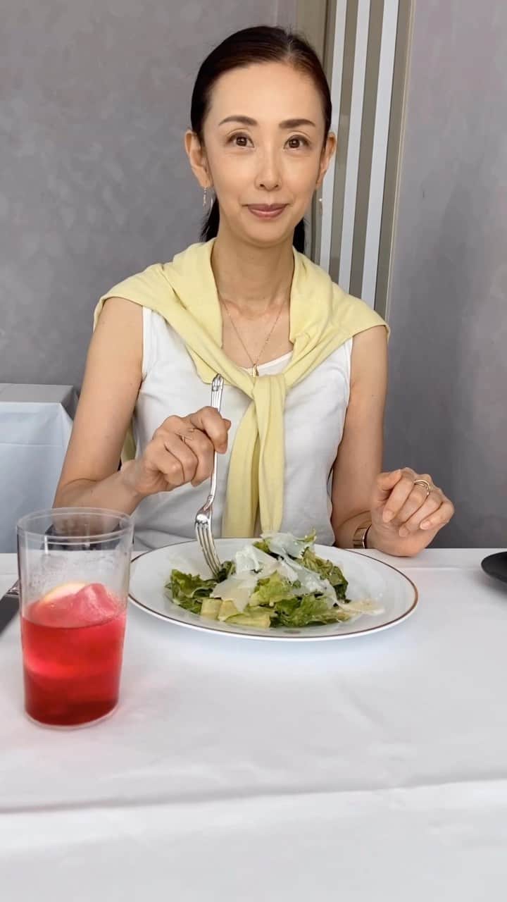 田村翔子のインスタグラム：「パーソナルトレーニングの後、資生堂パーラー　ザ・ハラジュクでランチ。 目の前に神宮の森が見えます✨  目の前で丁寧に作ってくれるシーザースサラダが美味しかったです😊  #資生堂パーラー #原宿 #田村翔子#原宿グルメ #自然が好き #ライフスタイル」
