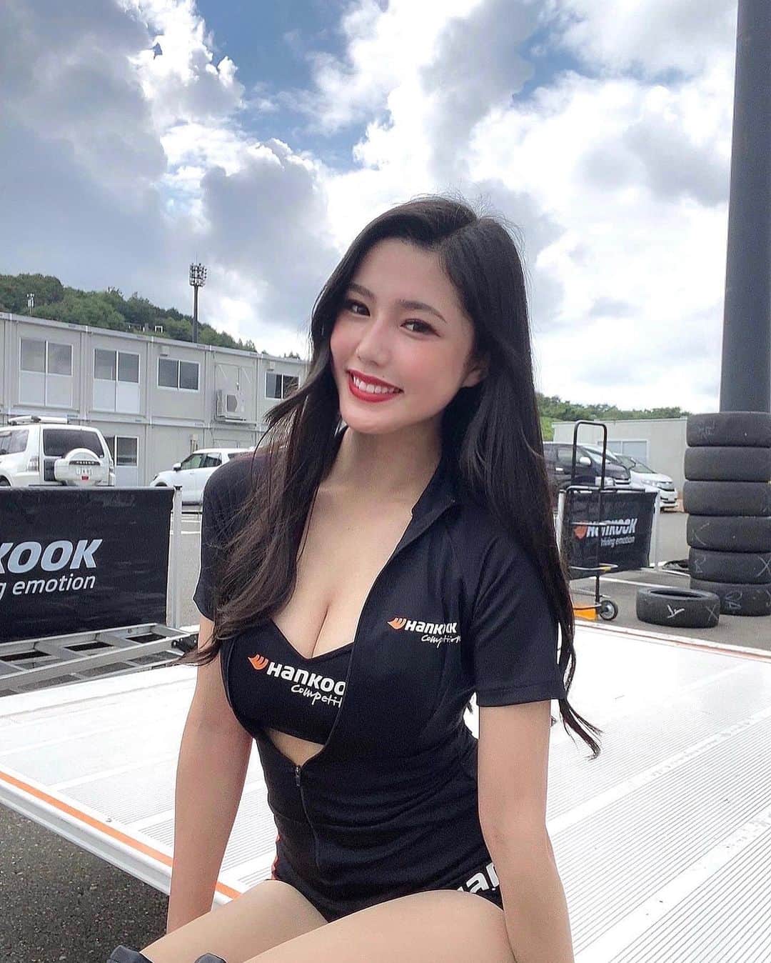 のインスタグラム：「スーパー耐久　Rd.5 茂木 ありがとうございました♡  今回は二日間とも雨降らずに耐えましたねぇ😏  ハンコックガールステージも 相変わらず楽しかった🤍  次戦岡山も皆んなに会えるの楽しみにしてるねん🫶  #スーパー耐久　#s耐 #s耐久 #hankook #ハンコックガール #hankookgirl #rq #レースクイーン　#한국타이어 #hankooktires #hankookgirls #한국타이어　#레이싱모델」