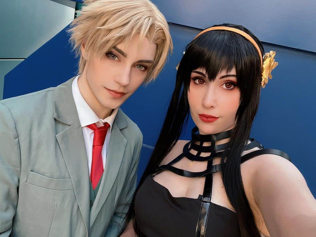 Geheのインスタグラム：「✨🌹  Finally got to cosplay the Forger duo yesterday! Thanks to everyone who came to our booth yesterday at @cometconasturias 🥰  #spyxfamily #spyxfamilycosplay #loidforger #yorforger」