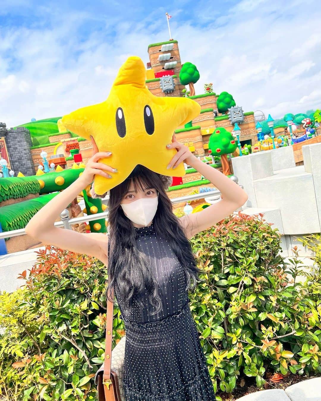 さぁやのインスタグラム：「ユニバの写真載せるの忘れてた！ ⁡ ダイナソー乗ったんやけど めっちゃ怖かったよ😭😭😭 まず体制変わった時点で怖過ぎた😭 そっからはずっと目瞑ってたｗｗｗ 現実逃避。。。😇 ⁡ アトラクションめっちゃ乗ったよ！ ⁡ ユニバ行ったことなくて 序盤でジュラシックパーク乗ったの ミスりすぎてたな☺️ めっちゃ濡れて髪終わったから そのあと結んで遊んだ👍🏻笑 ⁡ マリオのとこでは何枚か 写真撮ったから載せる！ これはまだ綺麗なとき❤️笑 最初に行ってよかった🤣 ⁡ ミニオンも可愛かったなぁあ〜😍 ⁡ ⁡ #ユニバ #usj  #スーパーニンテンドーワールド #マリオ #マリオカート #大阪」