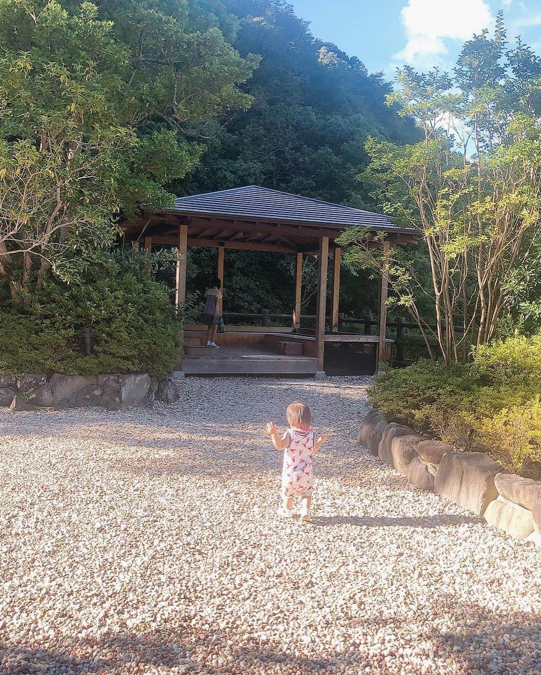 中野美奈子のインスタグラム：「なかなか遠くは行けないけど、ちょっと贅沢な日帰り温泉へ。  車で1時間弱で癒しの空間。 川のせせらぎ、風の匂い、山の音を身体全体で感じられます。  露天風呂から見える滝は、千住博さんの世界観！！  子連れでゆっくりはできないけど、それでもお風呂あがりのアイスは最高でした。  香川に来られたら宿泊もオススメ！！  #うどん県それだけじゃない香川県  #湯山荘阿讃琴南  #日帰り温泉 #赤ちゃんも入浴可 #足湯もあるよ #愛犬と旅行 もできます  #アイスはサービス  #ショートとりっぷ  #従姉妹と女子旅   #赤ちゃんのいる生活  #中野美奈子」