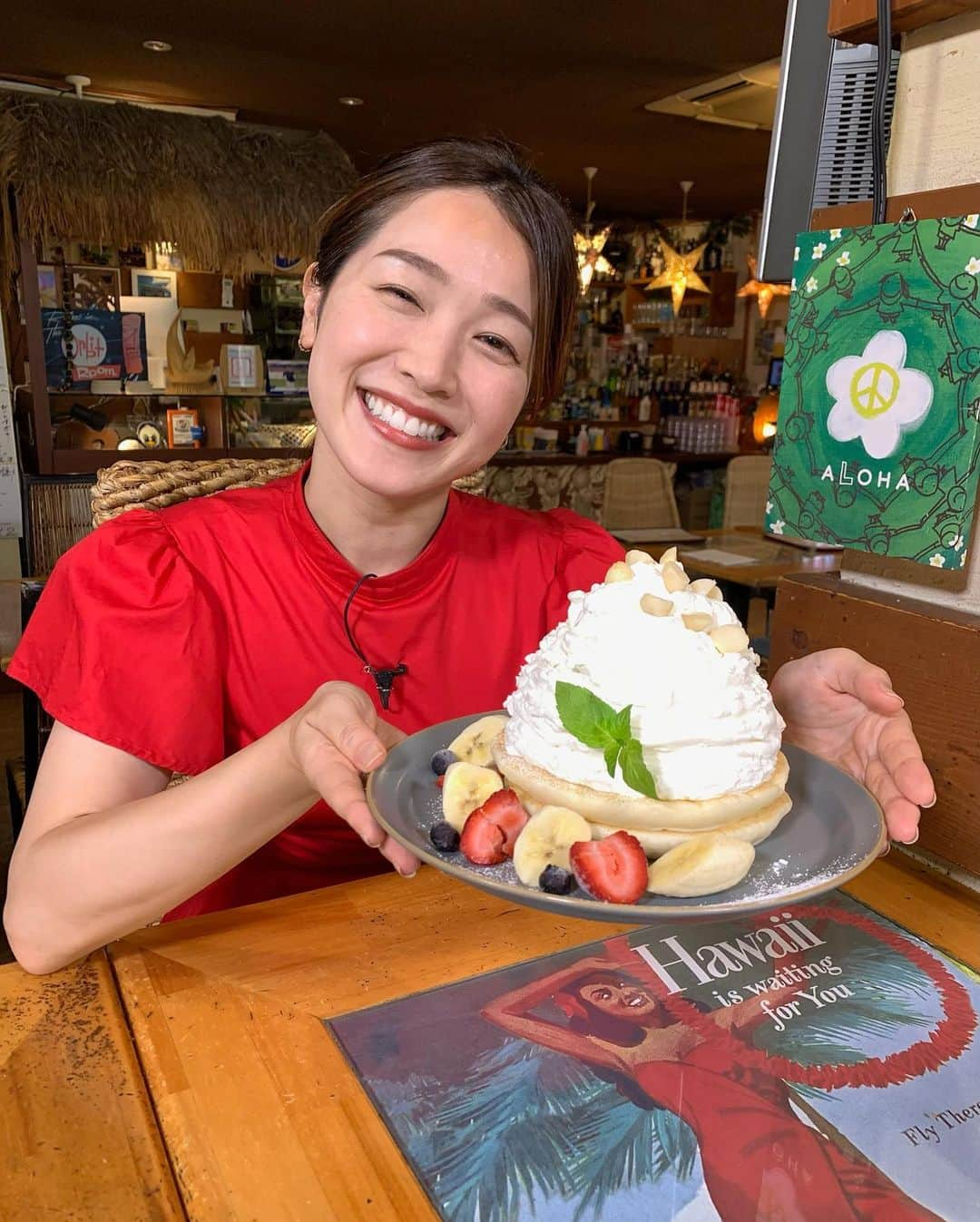 佐藤美樹さんのインスタグラム写真 - (佐藤美樹Instagram)「. . 今週も良く食べ、良く笑い、良く寝た １週間でした🍔🍕😋✨ . . . インスタの更新も いつもより多くできたのですが、 皆さんからのメッセージが、 とっても嬉しかったです✨ . . きょうの写真は 以前リールでも使ったもの。 なんですが、、 . ロケで、この時の衣装が素敵だったね！ と褒められたのが嬉しくて、 再度、投稿😝 . . . つくづく・・ 私は単純だなぁと思います。 . . ちょっとした一言で 嬉しくなったり、傷ついたり。 . 皆さんもそうですか☺️？？ . . 言葉のチカラを信じて いつも優しい言葉をかけられたら 良いなぁと思います。 . . . 衣装提供 @emiriawiz_official  . . ━─━─━─━─━─━─━─━─ #横浜  #ロケ  #衣装  #衣装提供  #アナウンサー衣装  #ファッション  #女子アナ  #アナウンサー  #お仕事コーデ  #コーデ  #佐藤美樹  #ootd  #食べるの大好き  #ジャンクフード  #パンケーキ  #グルメ」9月4日 20時27分 - satomiki0224