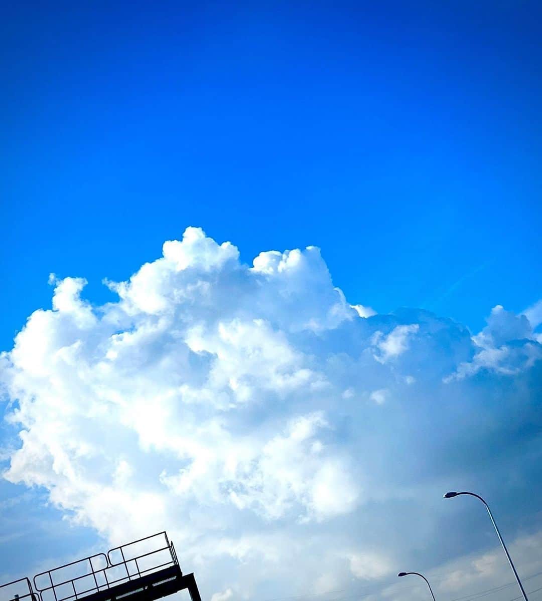 氷川きよしさんのインスタグラム写真 - (氷川きよしInstagram)「何も動かない　朽ち果てた　  この大地で  逆さまに見れば　雲の上走る君が  何度もジャンプして　  遥かな星つかもうとする  失われた時間　取り戻そうと　  もがいてる  『RESET』  by Kiina  #氷川きよし #hikawakiyoshi #kii #kiina #kiinatural #キヨラー」9月4日 20時45分 - hikawa_kiyoshi_official