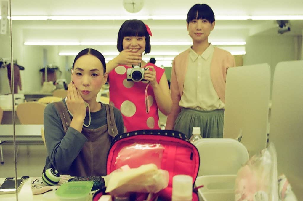 岸井ゆきののインスタグラム：「舞台『気づかいルーシー』 水戸の2公演がおわりました！ たっくさんのお客さま、ほんとうに有難うございました！ おとなのわらい声も、こどもたちの反応もぜんぶ届いてますっ🐴 うれしい。たのしい。サイコー！！ありがとうー！  のこるは、東京、9/10のパルテノン多摩15時公演の一回です。ラスト😭😭 本当に本当に来てほしいです！ ほんとに観てほしい！！生演奏の音楽劇！！ うたうしおどるよ！ やっかいなきづかいから、かけがえのないきずなの物語 来れる方はぜひきてね！ まだチケット取れます😉 まってるよ　待ってるよ❗️ ❗️ ❗️  #気づかいルーシー」