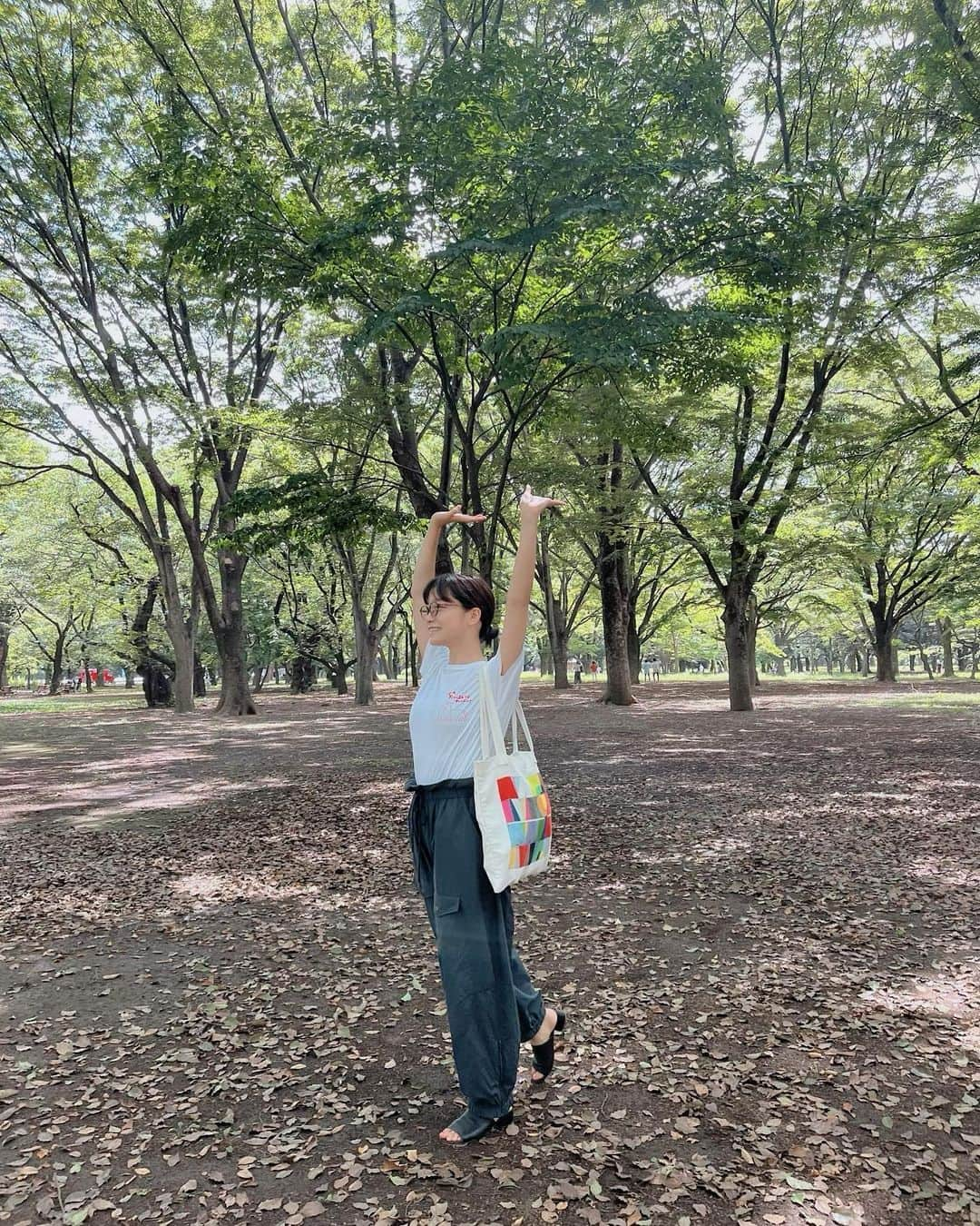 深川麻衣 のインスタグラム：「のび〜 今朝は友達と公園に集合して、 のんびり散歩したり日光浴したり 何年ぶりかの朝活をしてきました☀️ 気持ちよかった〜 朝だしこれは着るしかない！と 例のおはヨークシャテリアTシャツを ここぞとばかりに着て行きました🏃‍♀️笑」