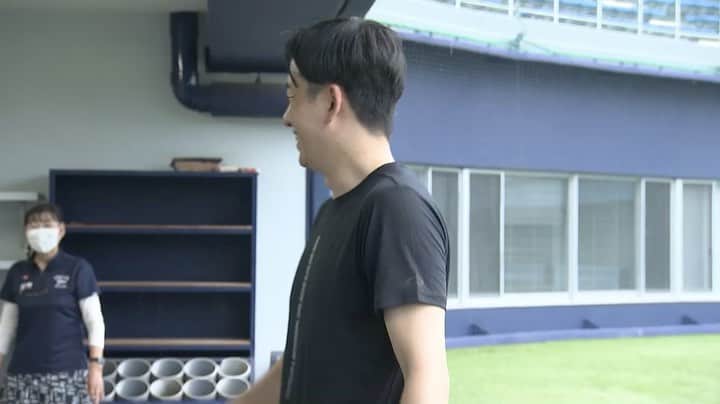 斎藤佑樹のインスタグラム：「地元群馬の少年野球チームと試合をしました。 「生品リトルチャンピオンズ」は僕が初めてユニフォームを着た 野球人生スタートの場所です。  そこから十数年たった今 6年生が引退するとメンバーが2人だけになってしまう。 練習さえも難しい状況になるかもしれません。  この試合をすることで その状況が変わるわけではないとわかりながら じっとしていることができず。  今いる子たちが「野球をするって楽しい」という思いを 強く味わえる機会をつくれればと 地元の幼馴染みに声をかけました。  みんな快く集まってくれて 大人も子どもも一緒になって 思いっきり笑いながら白球を追いかけました。  子どもたちが野球を好きでいられる 好きな野球を続けられる そのための環境をちゃんと整えてあげられるか。  今現場に向き合っている様々な立場の方のお話を伺い 自分にできることは何か考えていきたいと思います。  　 　 　  #少年野球チーム  #試合  #野球場  #太田市  #野球未来づくり #生品リトルチャンピオンズ」