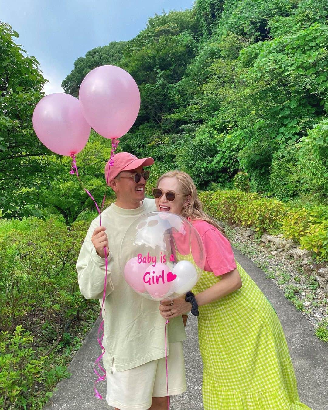 のインスタグラム：「💖 💕 💓 💞 💗  愛おしい愛おしいお腹の中のベビたんは  " 女の子 " でした〜👶🏻🫶🏻🫶🏻  昨日に引き続き、今日は珍事件について😂🌀  本当はジェンダーリビールバルーン🎈で 旦那はん👨🏻‍🦱に性別発表する予定だったの💗  風船を注文して届くの待つ数日間、、  何日か経ったある朝のこと、、  👩🏼‍🦱ねぇ〜やっぱりみんな男の子やと思ってたって〜w 👨🏻‍🦱、、え？（ってことは💭💭 👩🏼‍🦱え？、、あ、、うっわぁぁぁ〜  朝のテンション高めのくつろぎモードで ついついポロッと出ちゃったの🥹🥹  こうなる予感はしてたけどさ〜🙊笑  まぁ、こういうこともあるよねっ💗笑  待ち遠しいなぁ〜👶🏻🫶🏻💕🌈✨  #性別発表の珍事件♡ #旦那はんも陽気モードですなっ♡」
