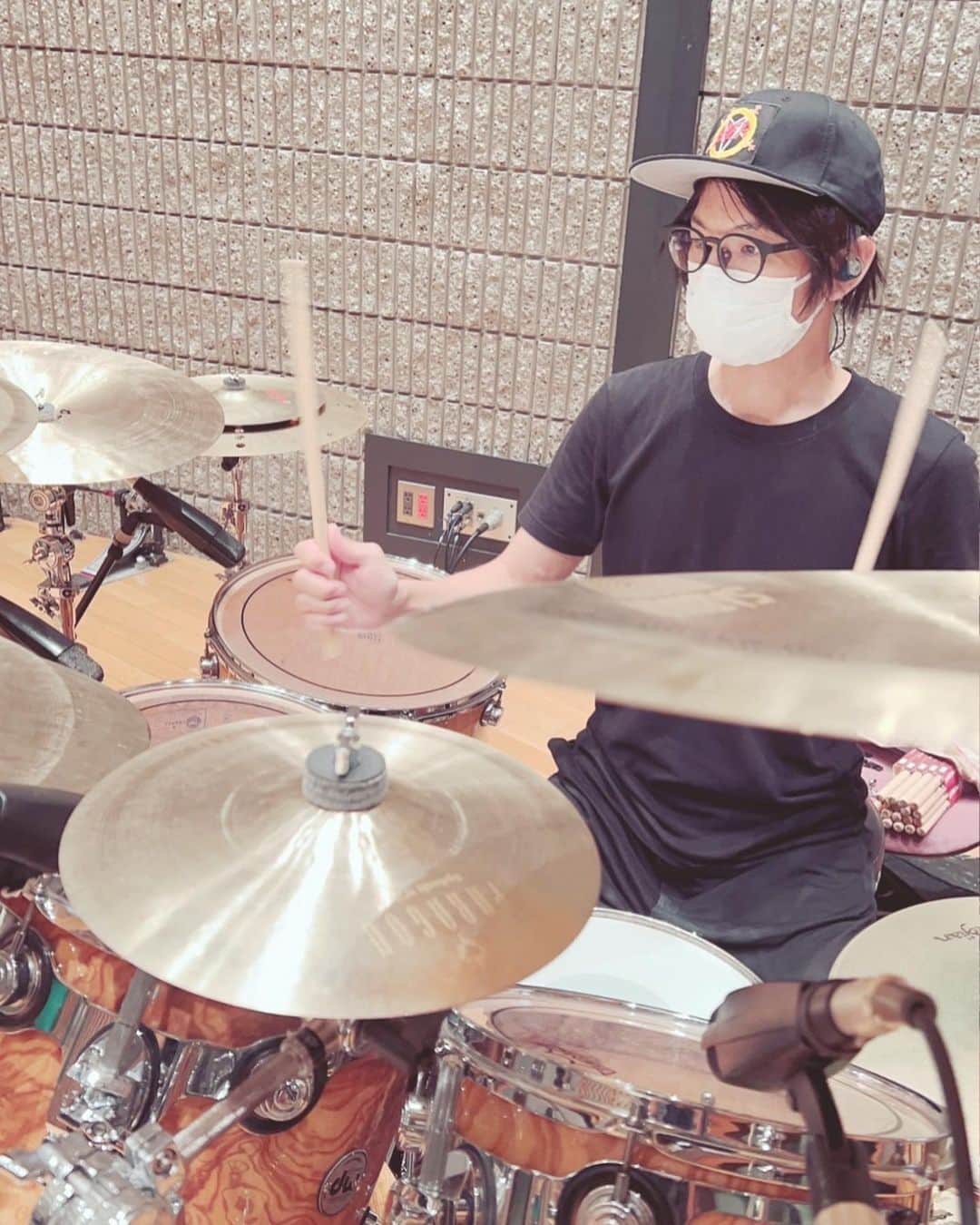 黒猫さんのインスタグラム写真 - (黒猫Instagram)「ドラム録りが始まりましたよ！わーい！🥁 見よ、この勇姿！ 誠さんの最高かつ最鋼なドラムが力強く轟き渡っております🤘🔥 魂を揺さぶる素晴らしいプレイの数々をぜひぜひお楽しみに！😆 みんなで一丸となってアルバム完成までまだまだ全力で頑張ります！（横にピヨーしたら兄上もいるよ）  Drum recording has started!🥁🔥 Makoto’s drumming is fantastic!😆🤘✨  #土橋誠 #陰陽座 #onmyouza #横にピヨーしてね」9月4日 21時58分 - kuroneko_omz